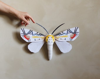 16x10 inch Picasso Moth "Baorisa Hieroglyphica": Faux Entomologie Textiel Zachte Sculptuur Moth