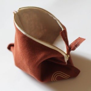 Bolsa de linho lavado em terracota com bordado dourado