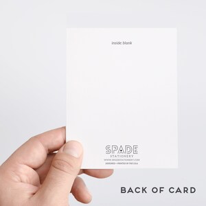Pu&ograve; includere: Il retro di un biglietto d'auguri vuoto con il testo "inside: blank" e il logo di Spade Stationery. Il logo include il nome dell'azienda, il sito web e il testo "designed + printed in the USA".