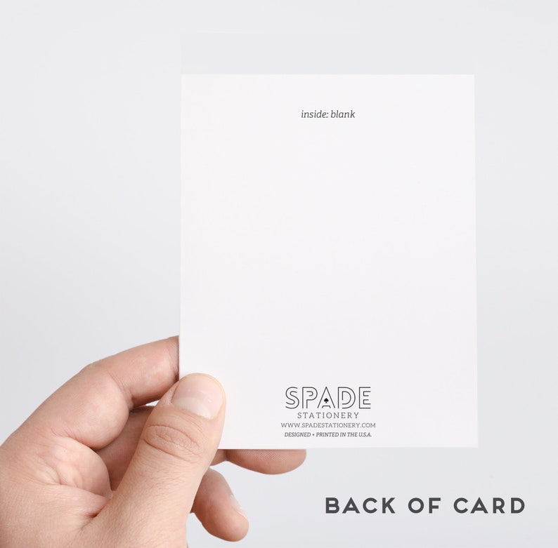 Pu&ograve; includere: Il retro di un biglietto d'auguri vuoto con il testo "inside: blank" e il logo di Spade Stationery. Il logo include il nome dell'azienda, il sito web e il testo "designed + printed in the USA".