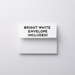 Pu&ograve; includere: Una busta bianca con la scritta "BRIGHT WHITE ENVELOPE INCLUDED!" stampata sul davanti.