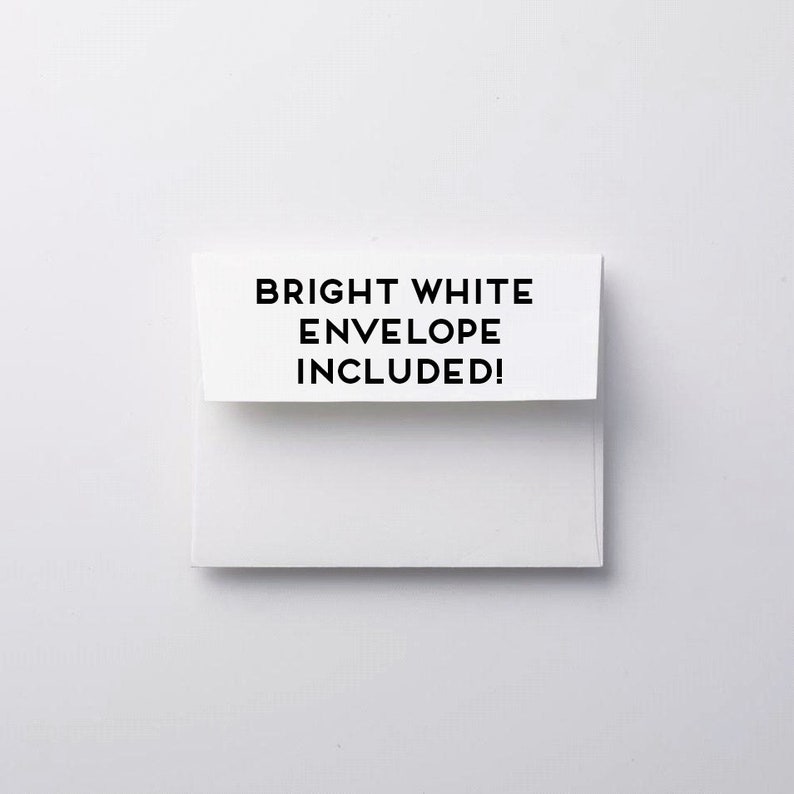 Pu&ograve; includere: Una busta bianca con la scritta "BRIGHT WHITE ENVELOPE INCLUDED!" stampata sul davanti.