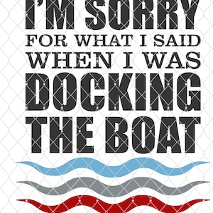 Op de afbeelding: Een zwart-wit grafisch ontwerp met de tekst "Het spijt me voor wat ik zei toen ik de boot aanmeerde". Het ontwerp bevat drie golvende lijnen in blauw, grijs en rood.