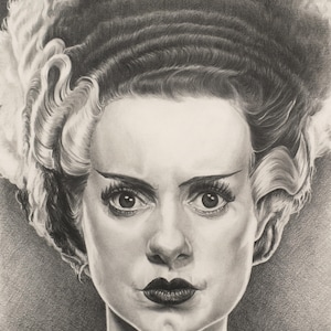 Peut inclure: Un dessin au crayon graphite en noir et blanc repr&eacute;sentant une personne avec une coiffure haute et volumineuse, marqu&eacute;e par des m&egrave;ches blanches sur les c&ocirc;t&eacute;s. Le sujet a des sourcils fonc&eacute;s, des cils longs et des l&egrave;vres sombres, signature Baker visible.