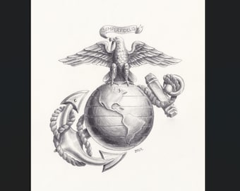 Peut inclure: Un dessin au crayon graphite de l'emblème du Corps des Marines des États-Unis représentant un aigle perché sur un globe, superposé à une ancre. Une bannière au-dessus de l'aigle affiche le texte Semper Fidelis.