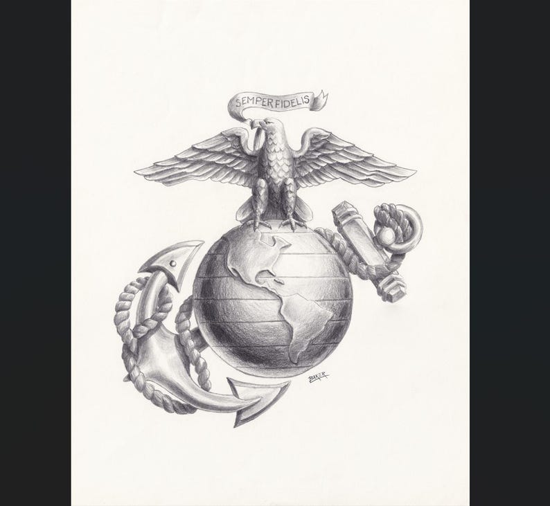 K&ouml;nnte beinhalten: Eine Graphitstiftzeichnung des Emblems des United States Marine Corps mit einem Adler auf einem Globus, der &uuml;ber einem Anker liegt. Ein Banner &uuml;ber dem Adler zeigt den Text Semper Fidelis.