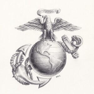 K&ouml;nnte beinhalten: Eine Bleistiftzeichnung des Emblems des United States Marine Corps mit einem Adler auf einem Globus, der &uuml;ber einem Anker mit Seil liegt. Ein Banner &uuml;ber dem Adler zeigt den Text Semper Fidelis.