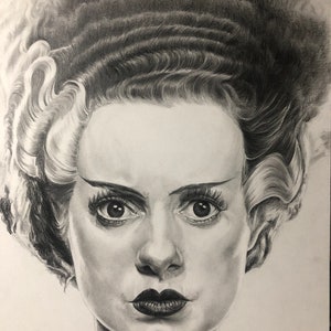 Peut inclure: Un dessin au crayon graphite repr&eacute;sentant une personne avec une coiffure haute et volumineuse, marqu&eacute;e par des m&egrave;ches blanches sur les c&ocirc;t&eacute;s. Le sujet a des sourcils arqu&eacute;s, de longs cils et des l&egrave;vres sombres, dans un style r&eacute;aliste.