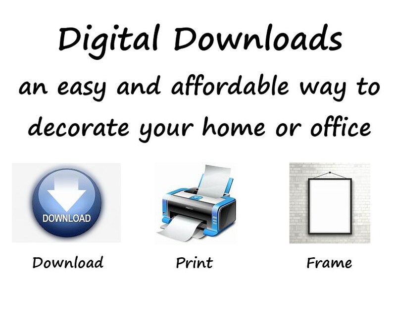 Może przedstawiać: Grafika z tekstem Digital Downloads an easy and affordable way to decorate your home or office. Poniżej znajdują się trzy ikony przedstawiające niebieski przycisk pobierania, drukarkę z papierem oraz pustą ramkę na zdjęcia.
