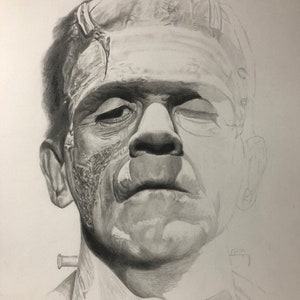 Peut inclure: Un dessin au crayon graphite repr&eacute;sentant une cr&eacute;ature &agrave; la t&ecirc;te plate, aux paupi&egrave;res lourdes et au front pro&eacute;minent. Le visage pr&eacute;sente des ombrages d&eacute;taill&eacute;s, une cicatrice cousue sur le front et un boulon m&eacute;tallique sur le cou.