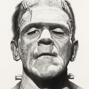 Peut inclure: Un dessin au graphite en noir et blanc repr&eacute;sentant le monstre de Frankenstein. Le portrait pr&eacute;sente une t&ecirc;te plate avec des points de suture visibles, des paupi&egrave;res lourdes, un front pro&eacute;minent et deux boulons en m&eacute;tal sur le cou.