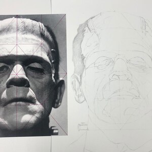 Peut inclure: Une photographie de r&eacute;f&eacute;rence en noir et blanc du monstre de Frankenstein avec une grille rouge, plac&eacute;e &agrave; c&ocirc;t&eacute; d'un croquis au crayon graphite du m&ecirc;me sujet sur papier blanc, montrant des lignes structurelles et des d&eacute;tails faciaux.