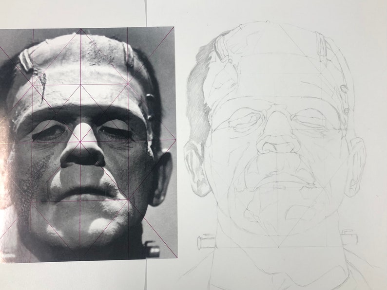 Peut inclure: Une photographie de r&eacute;f&eacute;rence en noir et blanc du monstre de Frankenstein avec une grille rouge, plac&eacute;e &agrave; c&ocirc;t&eacute; d'un croquis au crayon graphite du m&ecirc;me sujet sur papier blanc, montrant des lignes structurelles et des d&eacute;tails faciaux.
