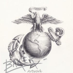 K&ouml;nnte beinhalten: Eine Graphitzeichnung des Emblems des United States Marine Corps mit einem Adler auf einem Globus, einem Anker und einem Seil. Ein Banner &uuml;ber dem Adler tr&auml;gt die Aufschrift SEMPER FIDELIS. Das Wort BAKER steht in der unteren linken Ecke.