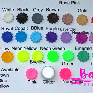 K&ouml;nnte beinhalten: Eine Tabelle mit verschiedenen Farben von Harz, darunter funkelndes Wei&szlig;, Wei&szlig;, Schwarz, Grau, Braun, Rosarot, Gold, Rot, Neonorange, K&ouml;nigsblau, Blau, Lila, Lavendel, Neonlila, Lila, Orange, Gelb, Neongelb, Neongr&uuml;n, Smaragd, Gr&uuml;n, T&uuml;rkis, Pink, Gelb und Glitzer. Die Tabelle enth&auml;lt auch den Text "Weitere Farben verf&uuml;gbar" und listet Hellbraun, Marineblau und Babygelb auf.
