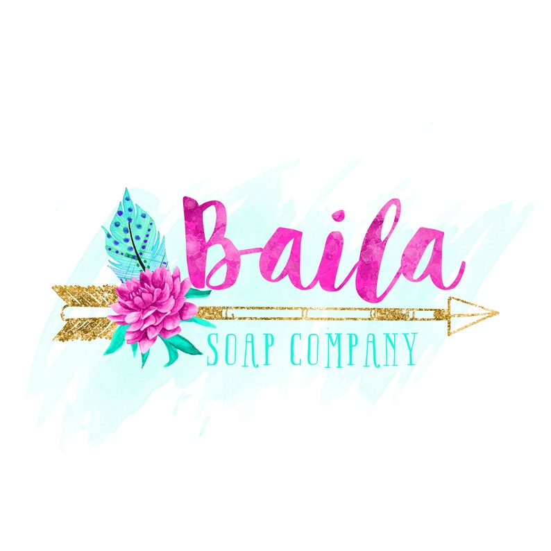 K&ouml;nnte beinhalten: Ein pinkfarbenes und goldenes Logo mit dem Text "Baila Soap Company" und einem stilisierten Pfeil mit einer rosa Blume und t&uuml;rkisfarbenen Federn.