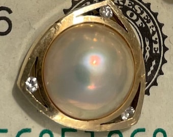 A Vintage Pearl Necklace with Large Mabe Pearl and Diamond Pendant