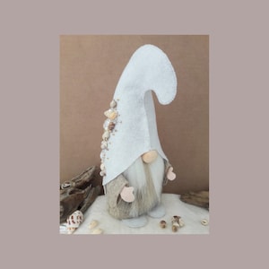 Felt BeachGnomer - the beach combing gnome pattern