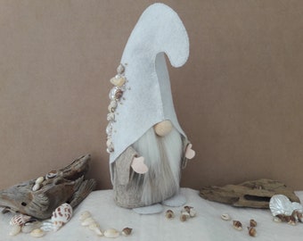 Felt BeachGnomer - the beach combing gnome pattern