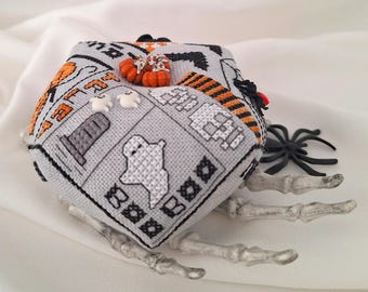 Alfiletero Biscornu para Halloween: patrón descargable al instante. ¡Empieza ahora!