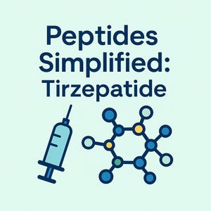 以下が含まれることがあります： 「Peptides Simplified: Tirzepatide」のテキストが入ったイラスト。青い注射器と、青、黄、緑の円が線で繋がれた分子構造が、水色の背景に描かれています。