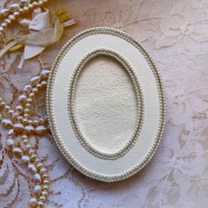 White wedding photo frame oval velvet picture frame, bridal gift elegant home decor photo frame 7,9x6,1 vintage inspired frame