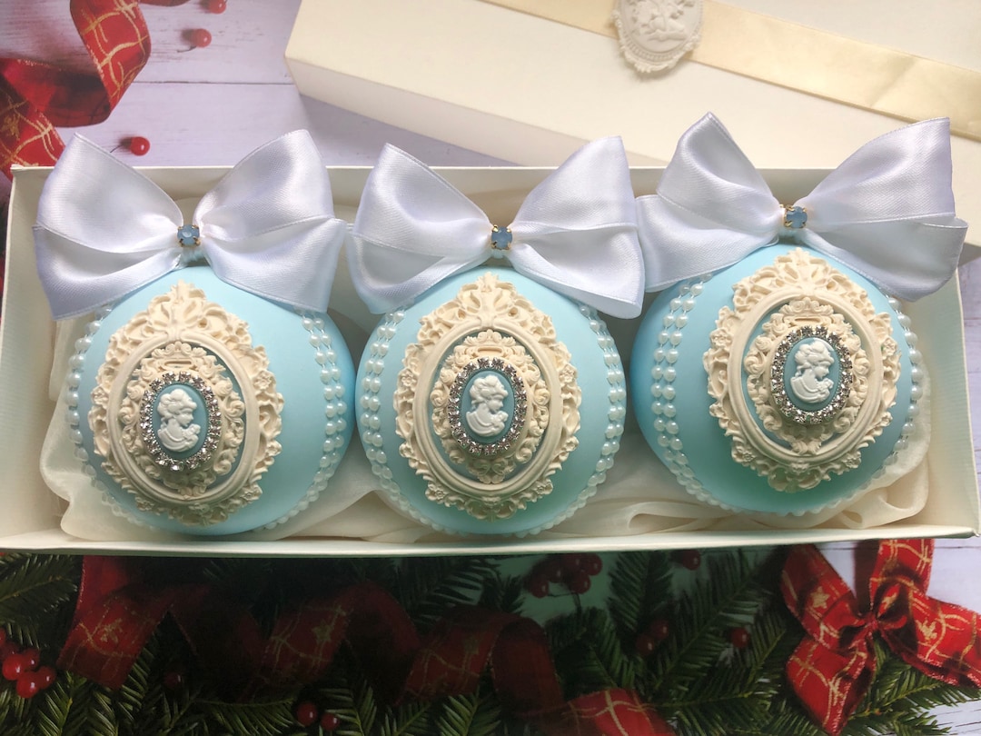 Blauer Christbaumschmuck mit Kamee Broschen Strass Vintage