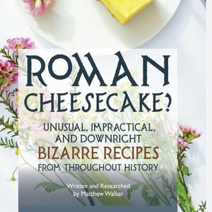 以下が含まれることがあります： マシュー・ウォーカー著「ローマのチーズケーキ？ 珍しく、非実用的で、まったく奇妙なレシピの歴史」というタイトルの本の表紙。表紙には、白い皿の上に、ベリーとピスタチオをトッピングした黄色のチーズケーキが載っている。