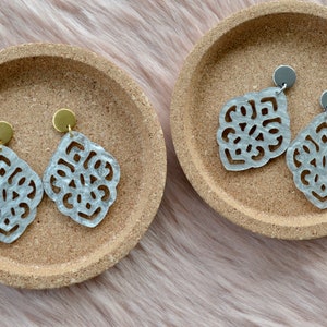 Resin Earrings &quot;Rhombus&quot; - Baroque - Light Grey
