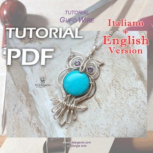 Può includere: Un tutorial PDF per realizzare un ciondolo a forma di gufo con il filo. Il ciondolo presenta una pietra turchese e strass viola. Il tutorial è disponibile in italiano e inglese.