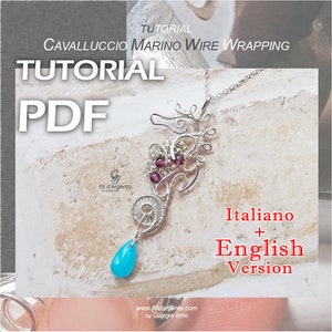 Puede incluir: Un tutorial en PDF para el alambrismo de joyas. La imagen muestra un colgante de alambre plateado con cuentas moradas y transparentes, y una lágrima turquesa. El texto incluye "CAVALLUCCIO MARINO WIRE WRAPPING" e "Italiano + English Version."