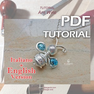 Può includere: Un tutorial PDF per realizzare un ciondolo in filo d'argento con pietre preziose blu. Il tutorial è disponibile sia in italiano che in inglese. Il titolo del tutorial è "Tutorial PDF" e l'indirizzo del sito web è "www.filidargento.com".