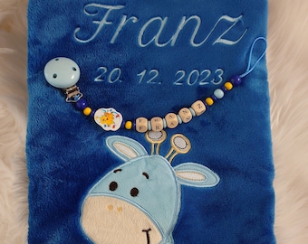 Couverture bébé en bleu marine avec girafe, avec nom date de naissance brodé avec chaîne de tétine cadeau personnalisé bébé baptême naissance fille garçon