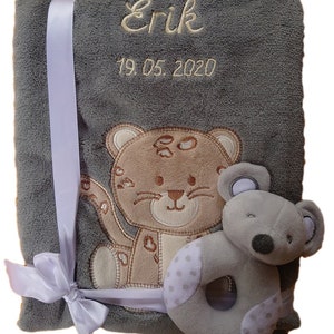 Babydecke mit Namen bestickt Zugabe Babysocken Babyrassel Greifling Baby Taufe Bild 5