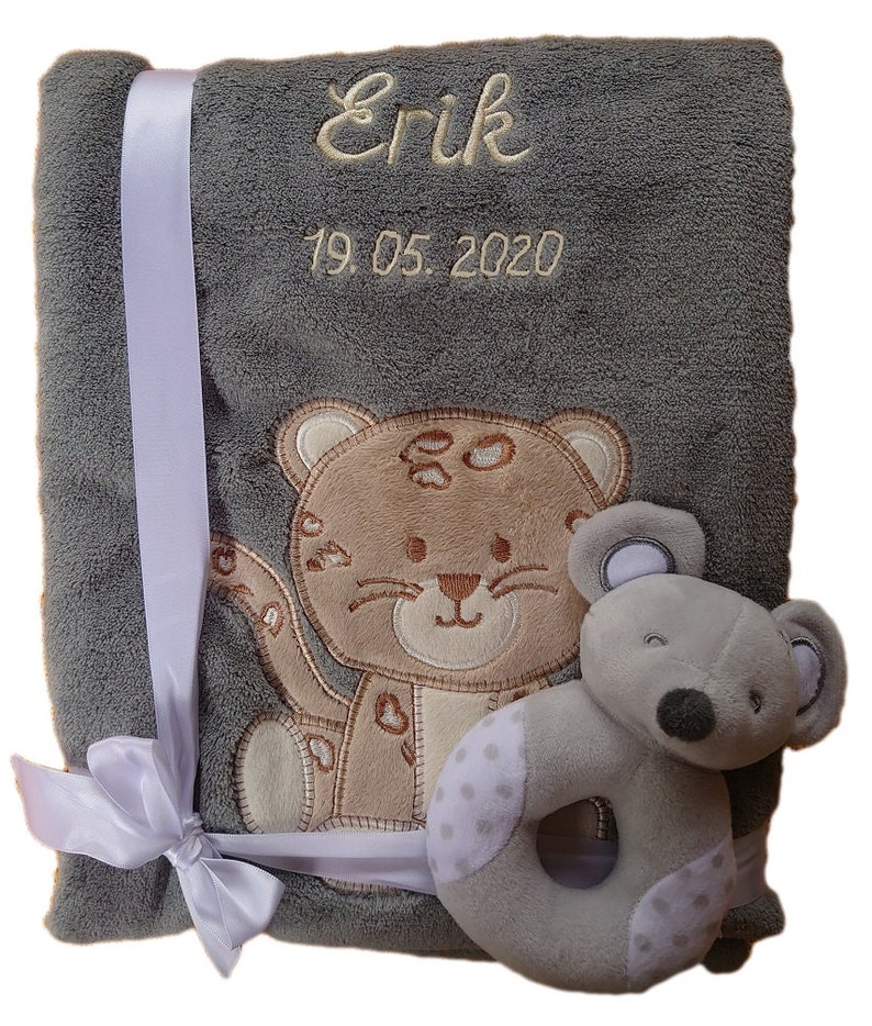 Babydecke mit Namen bestickt Zugabe Babysocken Babyrassel Greifling Baby Taufe Bild 5