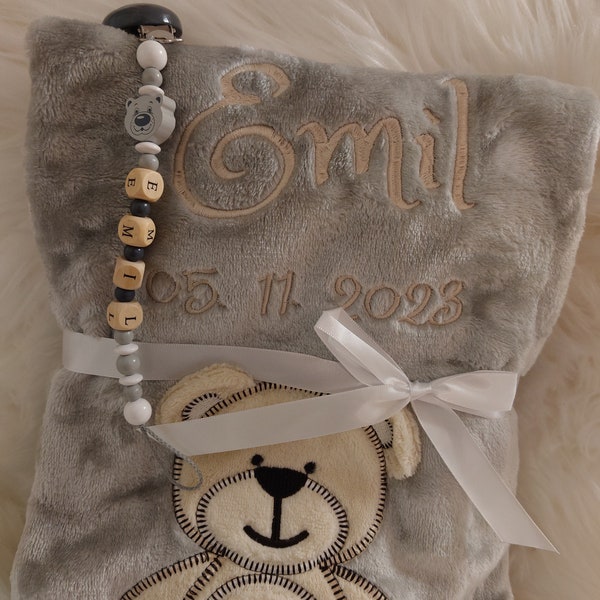 Couverture bébé en gris avec peluche, avec nom date de naissance brodé avec tétine chaîne ours cadeau personnalisé bébé baptême naissance fille garçon