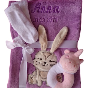 Set babydekentjes geborduurd met naam speelgoed babyrammelaar teddy cadeau doop geboorte eerste uitrusting babyspeelgoed grijpspeelgoed babyfeestje lila Hase