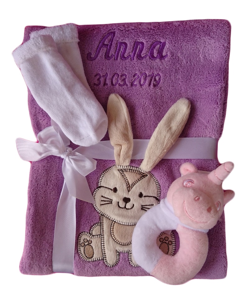 Set aus Babydecke mit Namen bestickt Spielzeug Baby Rassel Teddy Geschenk Taufe Geburt Erstausstattung Babyspielzeug Greifling Babyparty lila Hase