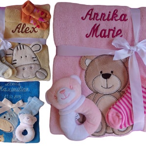 Babydecke mit Namen bestickt Zugabe Babysocken Babyrassel Greifling Baby Taufe Bild 1