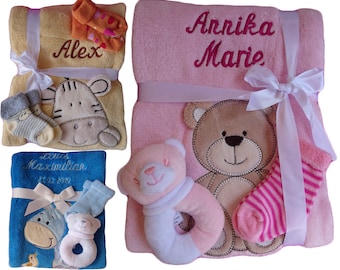 Babydecke mit Namen bestickt + Zugabe Babysocken Babyrassel Greifling Baby Taufe