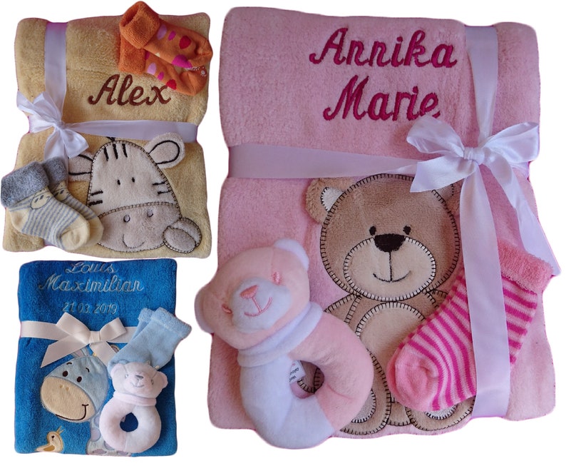 Babydecke mit Namen bestickt Zugabe Babysocken Babyrassel Greifling Baby Taufe Bild 1