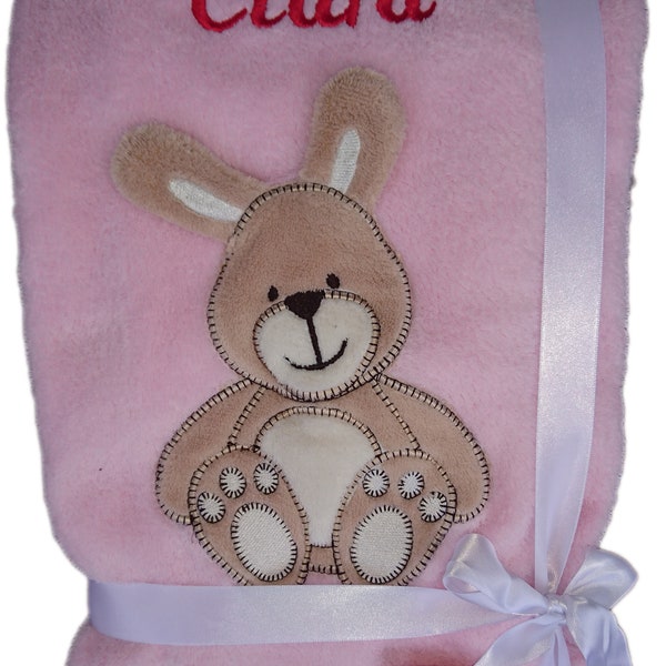 Babydecke mit Namen Clara bestickt rosa Hase