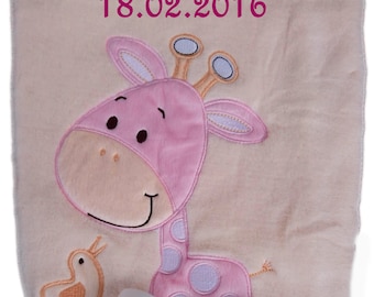 Babydecke mit Namen bestickt beige Giraffe rosa