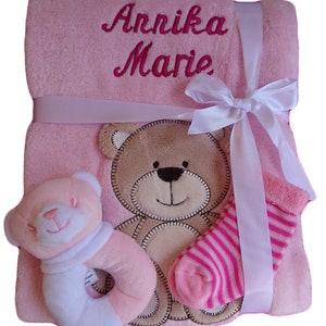 Babydecke mit Namen bestickt Zugabe Babysocken Babyrassel Greifling Baby Taufe Bild 2