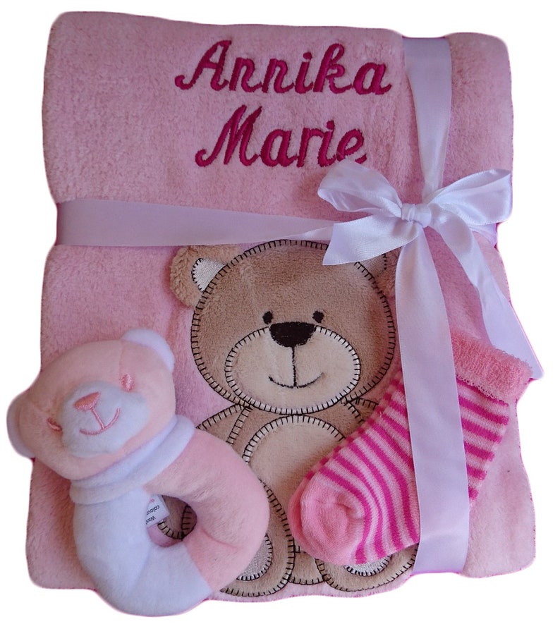 Babydecke mit Namen bestickt Zugabe Babysocken Babyrassel Greifling Baby Taufe Bild 2