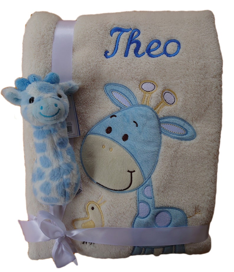 Set aus Babydecke mit Namen bestickt Spielzeug Baby Rassel Teddy Geschenk Taufe Geburt Erstausstattung Babyspielzeug Greifling Babyparty beige Giraffe blau