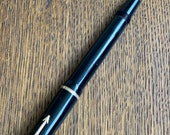 A Parker Senior Duofold fountain pen, black barrel cap, Parker arrow pocket clip, black jewel, 14k gold nib marked Parker England 35 gift