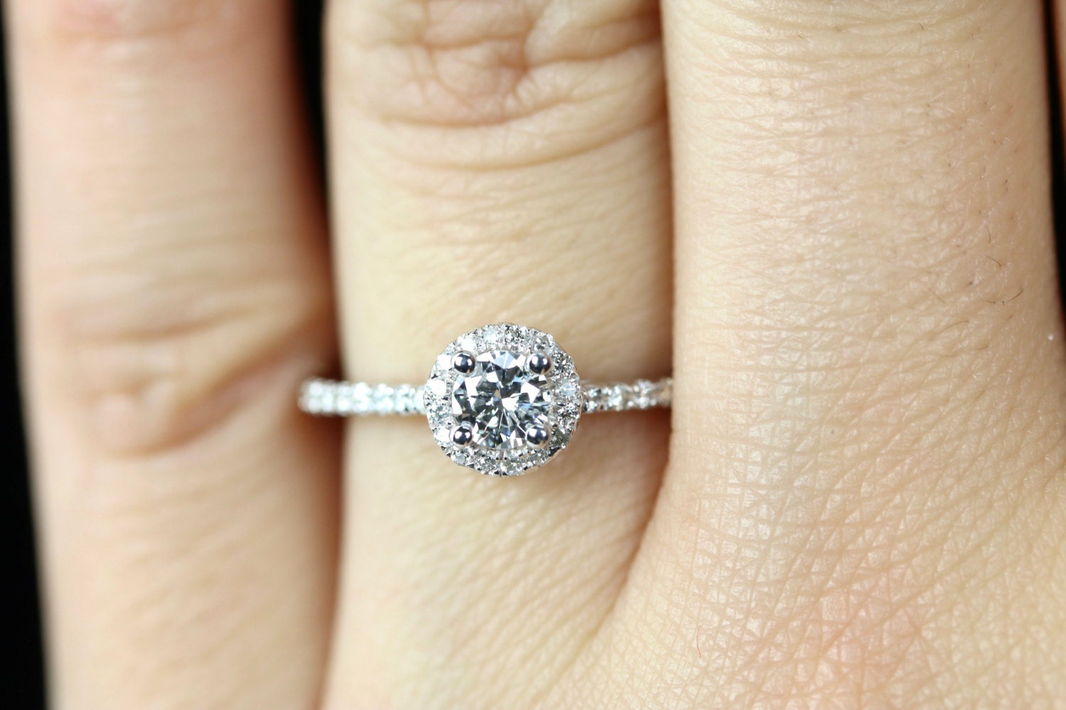 THELANDA Damen-Verlobungsring Aus 14 Karat Weißgold – Halo-Ring Mit 1ct Simulant & Seitensteinen