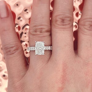 Anillo de compromiso de oro blanco de 14 k con diamantes cultivados en laboratorio de talla radiante de 2 quilates, color F, claridad VS1, anillo con halo oculto