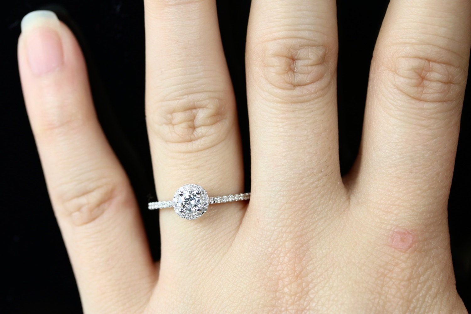 THELANDA Verlobungsring Aus 14K Weißgold – Halo-Design Mit Simuliertem Diamant